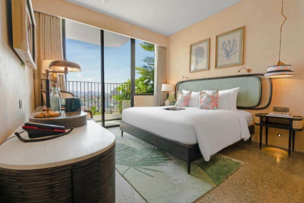 L'amor Hotel Quy Nhơn với hồ bơi vô cực trên tầng thượng nhìn ra bãi biển